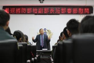 柏鴻輝慰問北區後備指揮部 提前賀佳節