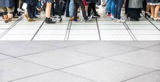 還沒開放換新鈔....銀行早上排隊排到馬路上 前輩給答案