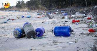 海漂垃圾襲擊！金門淪廢物回收場 年淨灘2000次清不完