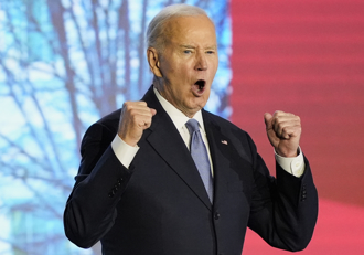 跛鴨拜登忙翻 為川普設路障 狂實施護非法移民等32措施