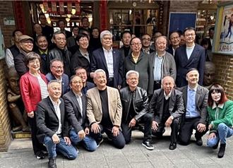 黄仁勋就爱这一味！宴请科技大咖 「排排站大合照」画面曝