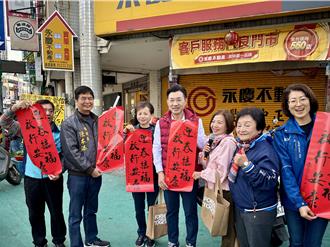 農曆年前送祝福  江啟臣菜市場發春聯攤商熱情回應