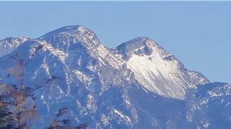 雪霸国家公园披银装 雪山主峰积雪厚达30公分