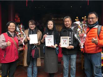 媽祖香火薰陶一整年 近百人擲筊搶求奧運級纏花