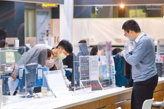 73萬軍公教領錢！年終獎金昨入帳 網反推月薪驚呆：報考率雪上加霜