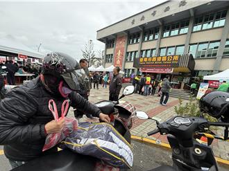 南市各区扫街发红包赠春联  送棉被物资助弱势家庭迎新年