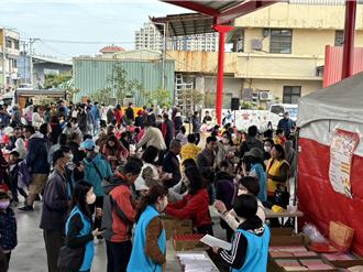 台南草湖寮代天宮首辦春聯活動 年輕家庭同樂沾喜氣