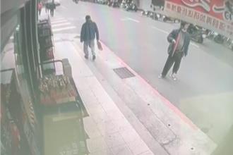 7旬老翁沿路掉現金證件 內湖警靠這點迅速尋回