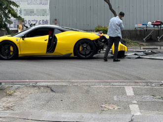 快讯》尷尬了！树林火警抢救作业中 法拉利强行通过屁股掉了