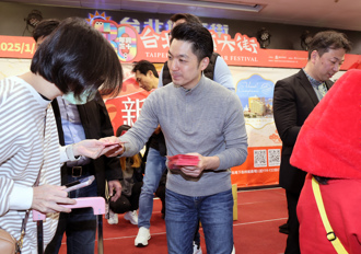 台北年貨大街買蛇麼？蔣萬安現身北車商圈發限定發財金