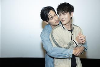 張家陞現場突襲親毛祁生臉頰 「男男CP」公主抱深蹲放閃