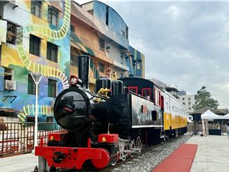 高雄古蹟三塊厝驛設置「蒸汽火車頭」 重現鐵道風情