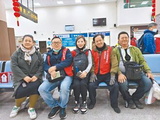 胡璉孫女抱老兵骨灰罈返鄉