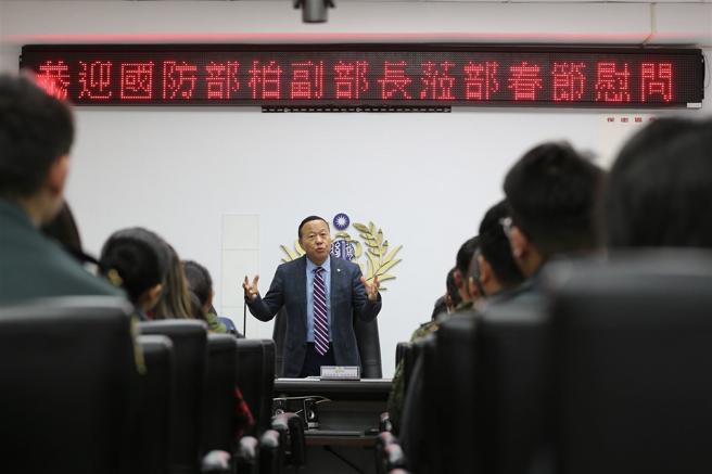  柏副部长慰问北区后备指挥部，提前祝贺春节愉快。（军闻社记者李恬恬摄）