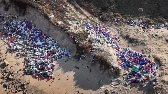 中国塑胶浮桶随洋流而下，在金门海边堆积成山，成为当地「清也清不完」的恶梦。（图／张弘榤提供）