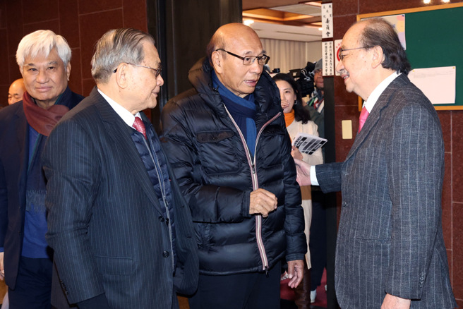 全国工业总会17日由理事长潘俊荣（中）带队，于立法院群贤101拜会立法院民进党党党团交换意见，民进党立院党团总召柯建铭（右）接见。（资料照，邓博仁摄）