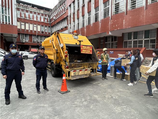 高雄市警局会同环保局及政风、督察等单位进行200公斤的毒品销毁。（高雄市警局提供／郭良杰高雄传真）