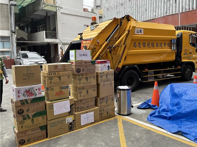 200公斤待销毁毒品由环保局派清洁车到高雄市刑大载往中区焚化炉焚毁。（高雄市警局提供／郭良杰高雄传真）