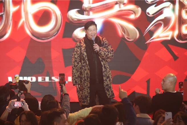 曾国城在三立集团尾牙上与员工们互动。（池宗玲摄）