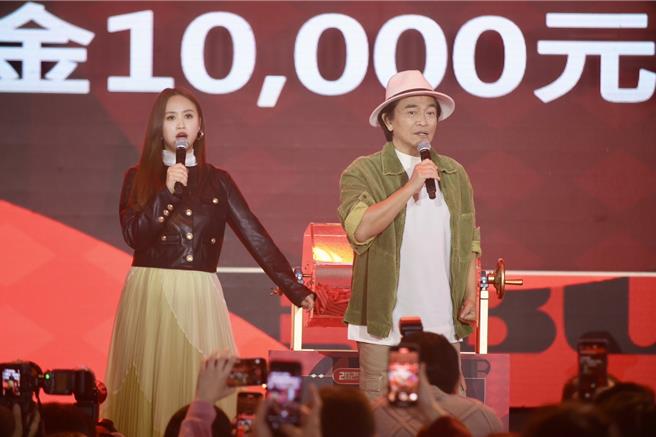 吴宗宪（右）、Sandy吴姗儒加码奖金。（池宗玲摄）