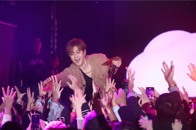 罗志祥边表演边送红包，炒热现场气氛。（池宗玲摄）