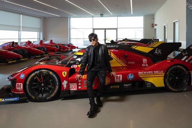 周杰伦和法拉利跑车合照。（周杰伦脸书）