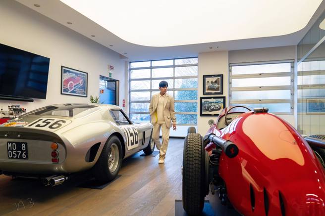 周杰伦和法拉利跑车合照。（周杰伦脸书）