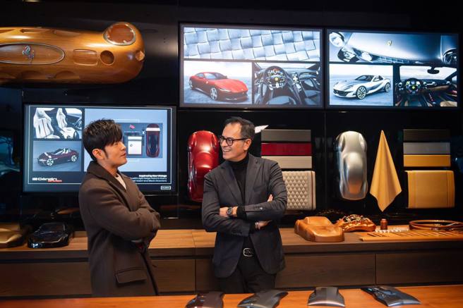 周杰伦与法拉利首席设计官相谈甚欢。（周杰伦脸书）