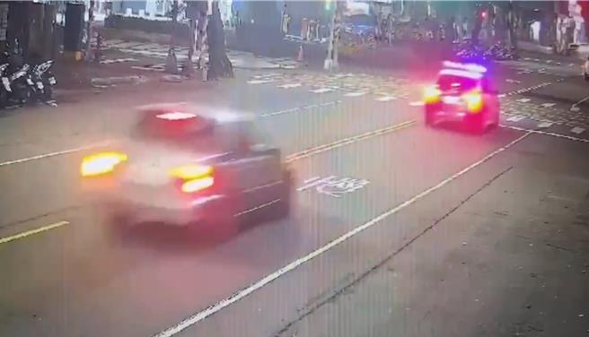 员警开启警示灯、警鸣器，请驾驶自小客的王女载着癫痫女子跟在后方，短短2分钟就顺利抵达医院，危机迅速解除。（民眾提供／纪爰高雄传真）