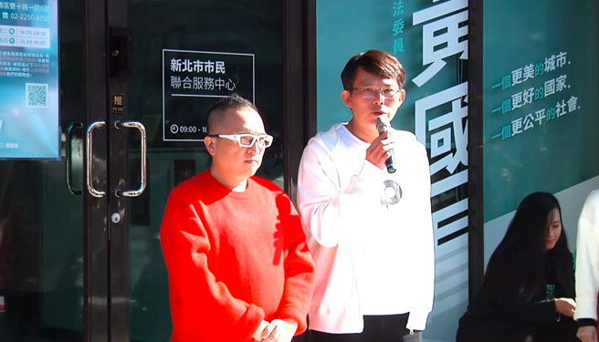 民眾党秘书长周榆修（左）、代理主席黄国昌（右）。（截自中时新闻网直播）