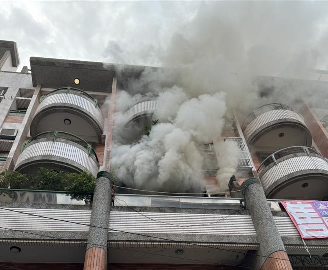 高雄左营荣总路18日一处透天厝发生火警，浓烟直窜天际，消防局人员获报到场抢救。（翻摄照片／林瑞益高雄传真）