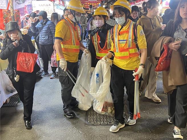 台北市首办年货大街全面禁菸，首周成效出炉，11日至17日期间卫生局取缔8人违规抽菸；环保局则告发51件乱丢菸蒂。（本报资料照片）