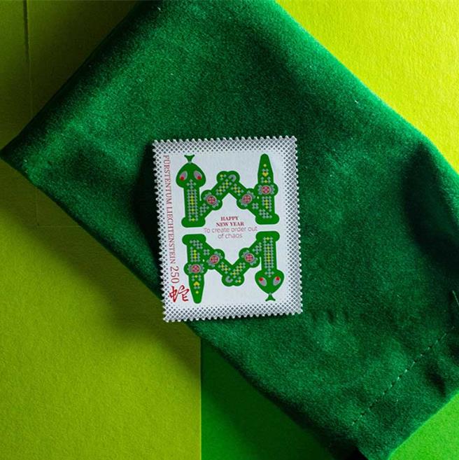 世界各地蛇年生肖邮票出炉。图为列支敦士登蛇年邮票。（大陆央视）