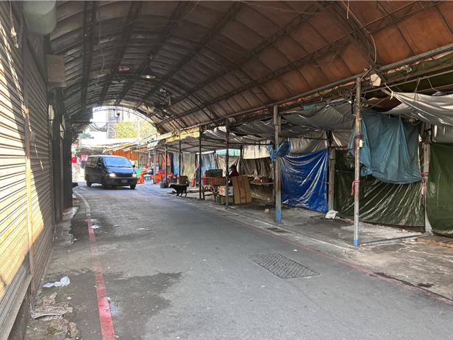 桃园市龙平路、中山路摊贩长期占用国有地做生意，配合道路拓宽等公共建设及整理市场环境，桃市经发局于市六用地临旧中山路、龙平路、贸五路侧规划临时市场整地范围供约43摊，预计2月中旬移置摊贩。（廖姮玥摄）