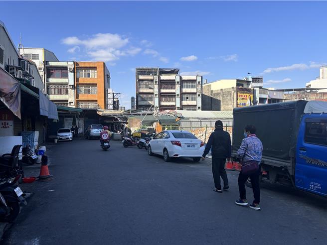 桃园市龙平路、中山路摊贩长期占用国有地做生意，配合道路拓宽等公共建设及整理市场环境，桃市经发局于市六用地临旧中山路、龙平路、贸五路侧规划临时市场整地范围供约43摊，预计2月中旬移置摊贩。（廖姮玥摄）