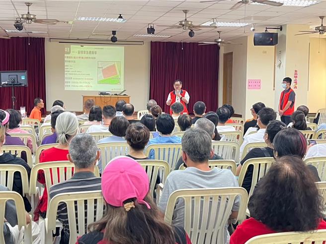 高雄都发局都更科长施旭原表示，各都更工作站都有市府委托辅导团队进驻，每月固定举办说明会，而参与辅导说明会仅须签署「住户意愿名册」，不会要求住户提供身分证明文件或任何授权书等敏感资料。（都发局提供／纪爰高雄传真）