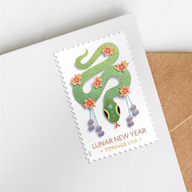 世界各地蛇年生肖邮票出炉。图为美国蛇年邮票。（大陆央视）