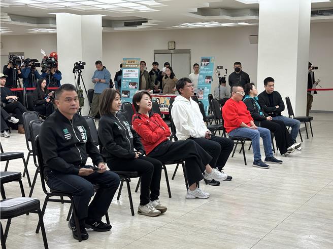 民眾党代理主席黄国昌（中）18日表示，2026北市议员选战，民眾党除了4席都要连任外，低标也起码要再多2席。（丁上程摄）