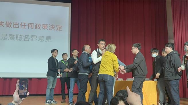 民进党议员黄淑君不满民政局未让乡亲发言，激动的衝上台抢麦克风。（高钧麟摄）