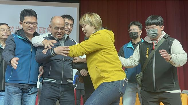 黄淑君称民政局长林耀长先动手推她。（高钧麟摄）