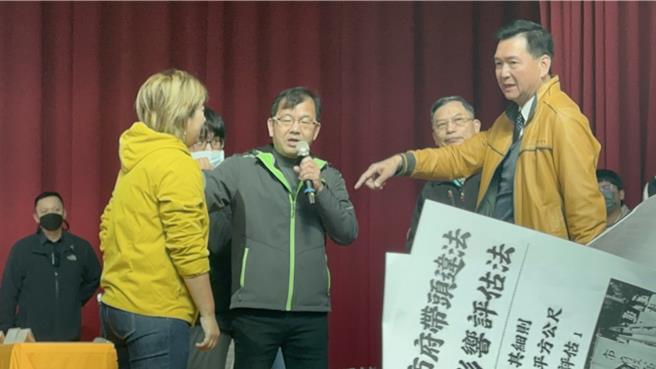 林耀长说当时黄上台抢夺麦克风，为确保后续发言程序，反而被推挤挥拳。（高钧麟摄）