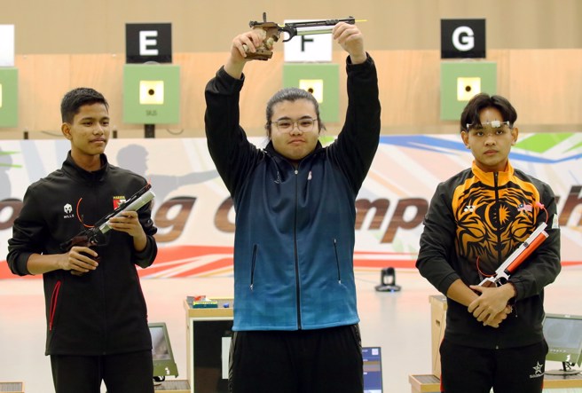 金利伟华(中)高举自己手枪庆祝夺冠。(中华民国射击协会提供)