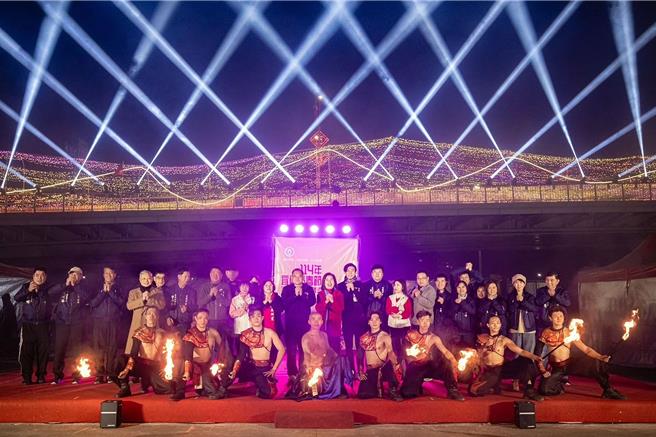 宜兰市公所今年以「金蛇舞春」为主题妆点城市街景，还以宜兰桥体为基础建构长廊式的「金蛇光廊」灯区。（宜兰市公所提供）