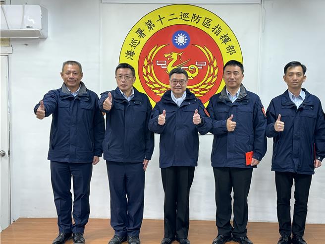 行政院長卓榮泰(中)上任後今日首度前往金門視察，首站前往海巡署第十二巡防區金門指揮部致贈加菜金，慰勉地區海、岸巡人員執勤之辛勞。(于家麒攝)