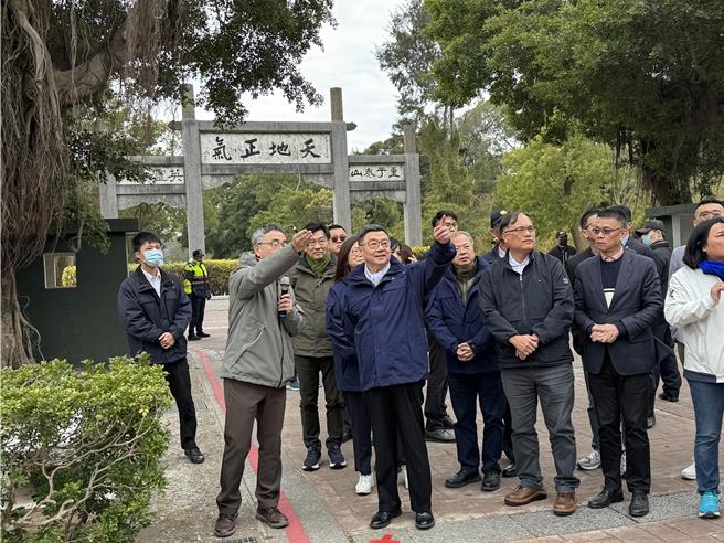 行政院長卓榮泰(前左二)視察金門亮點計畫「太武山林間步道系統工程」，由金管處長鄭瑞昌(前左一)針對整體執行概況進行詳盡的解說。(于家麒攝)