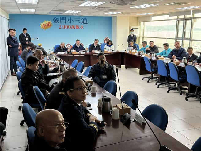 卓榮泰一行最後趕往水頭商港旅客服務中心，視察小三通航線春節訂位情形及疏運措施。(于家麒攝)