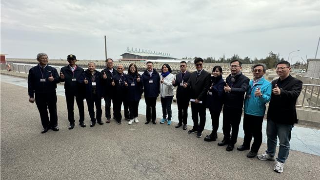 卓榮泰一行最後趕往水頭商港旅客服務中心視察，了解新建旅服中心的工程進度。(于家麒攝)