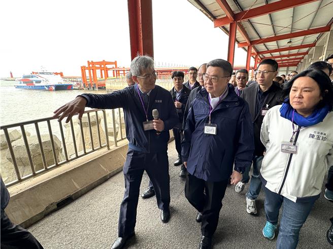 卓榮泰一行最後趕往水頭商港旅客服務中心，實地勘查整個通關動線。(于家麒攝)