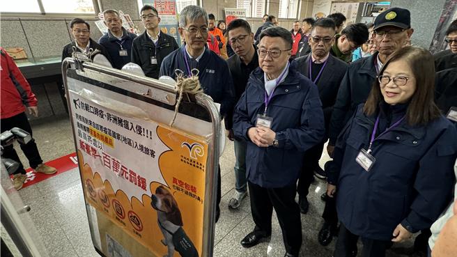 卓榮泰一行最後趕往水頭商港旅客服務中心，實地勘查整個通關動線。(于家麒攝)