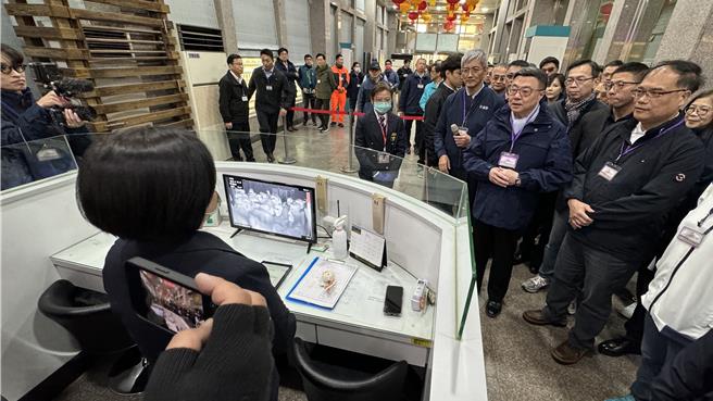 行政院長卓榮泰慰勉CIQS執勤人員，過年不但得捨棄與家人團圓的時光，還得肩負起「戍守邊關」的重責大任。(于家麒攝)